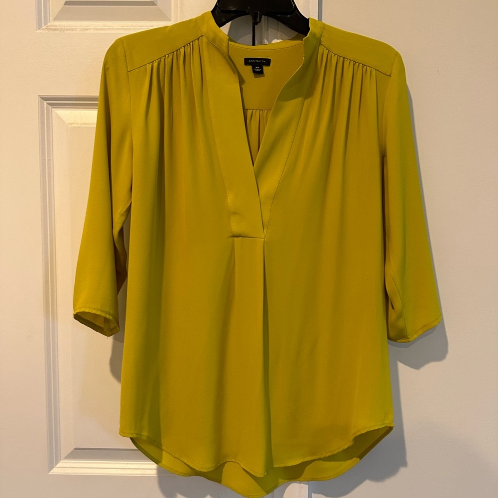 Crepe Ann Taylor yellow top in XS